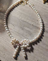 Coquette pearl necklace